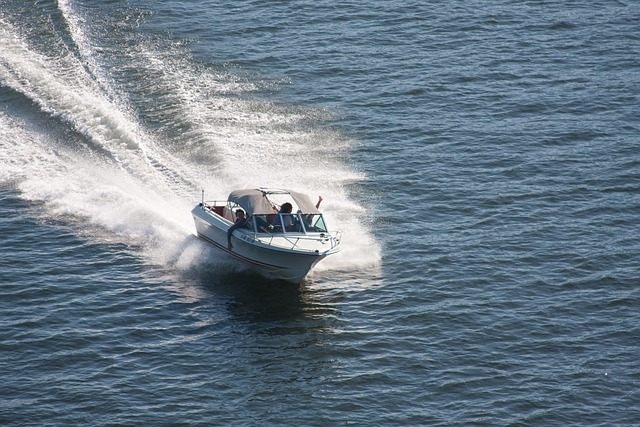 A speed boat threading the ocean 