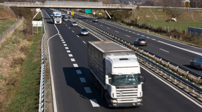 A photo of a highway with multiple vehicles 