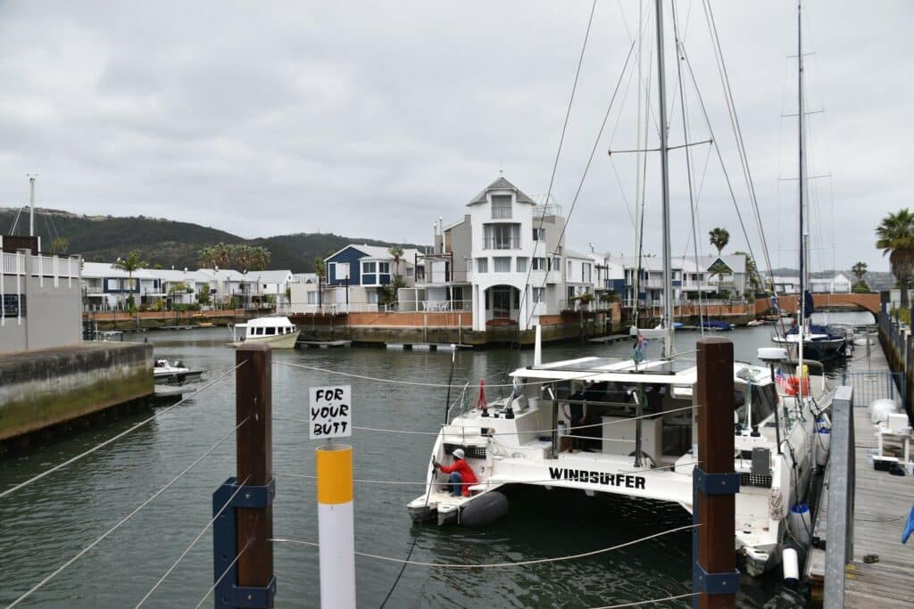 A boat docked at a dock in a harbor